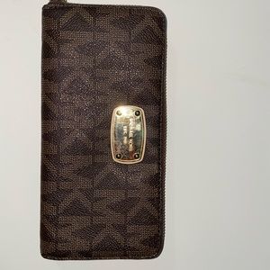 Micheal Kors all around zippy wallet